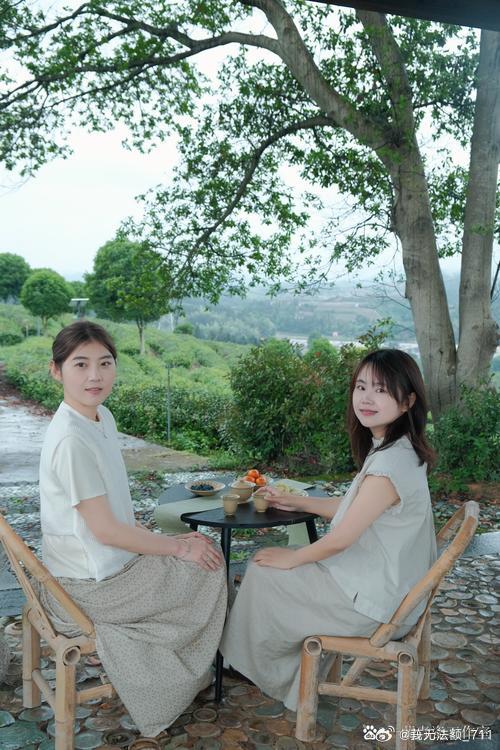 跟闺蜜约在国金中心喝茶颜，她迟到了半小时，理由是"在太平街迷路了"。 
我在那等了半小时，一杯幽兰拿铁都快喝完了。 
她来了之后我们自拍了两百张，其中能用的只有三张。 
这就是女生的友谊，等再久也不会真的生气。 
#姆巴佩真的生气了# ​