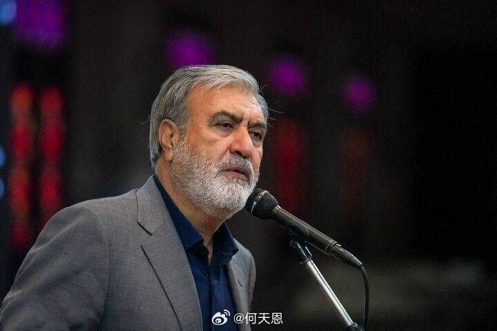 伊朗议员易卜拉欣·阿齐兹呼吁外国势力在“为时已晚之前”撤离该地区，警告称伊朗正在密切监视他们的活动。

他警告称，任何误判都可能引发前所未有的后果，并敦促外国势力撤离在该地区的军事力量，并承认伊朗的“新区域秩序”。

#海外新鲜事##何天恩[超话]# ​