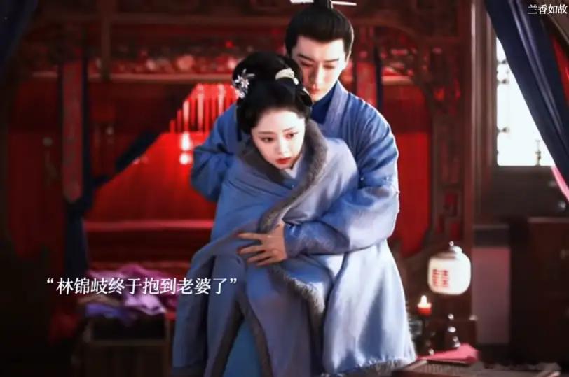 《兰香如故》里林锦岐强行圣旨赐婚，看似得偿所愿抱得美人归，实则大婚落幕，反噬和后遗症接踵而至，开启冰火两重天的极致虐恋。新婚之夜，他满心温柔挑开盖头，等来的不是柔情缱绻，而是许兰香一记决绝耳光。
 
一枚刻林字的吊坠，勾起沈家旧怨与当年退婚恨意，彻底撕碎这场强权婚姻的虚假圆满。林锦 ​
