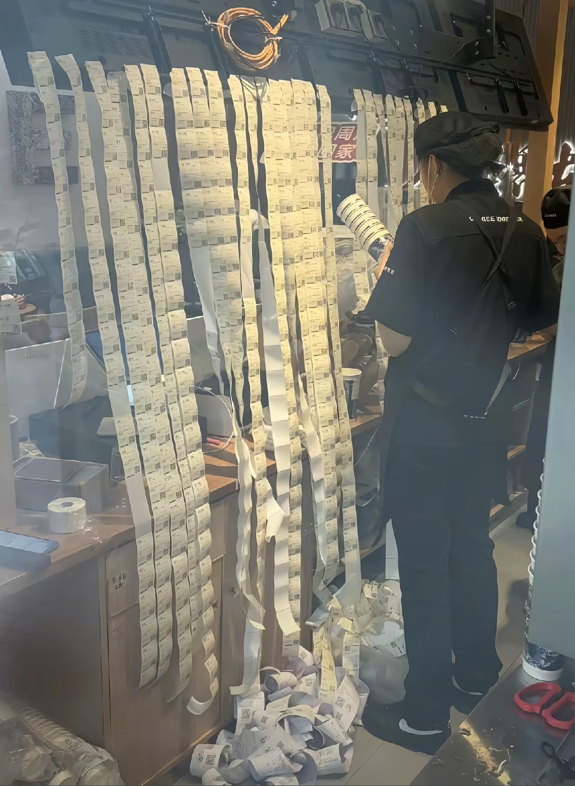 霸王茶姬这次营销很成功，预案很失败，1350万的奖励还算及时

10月12日霸王茶姬作为郑钦文的品牌赞助商，借郑钦文夺冠之势做福利，抓住全民情绪，曝光度直接拉满，全网热搜，品牌传播非常成功。

但是，当泼天的流量砸到门店，压力全部给到一线店员，爆单、超负荷，根源就是承接预案严重缺失。
这种低级失误居
