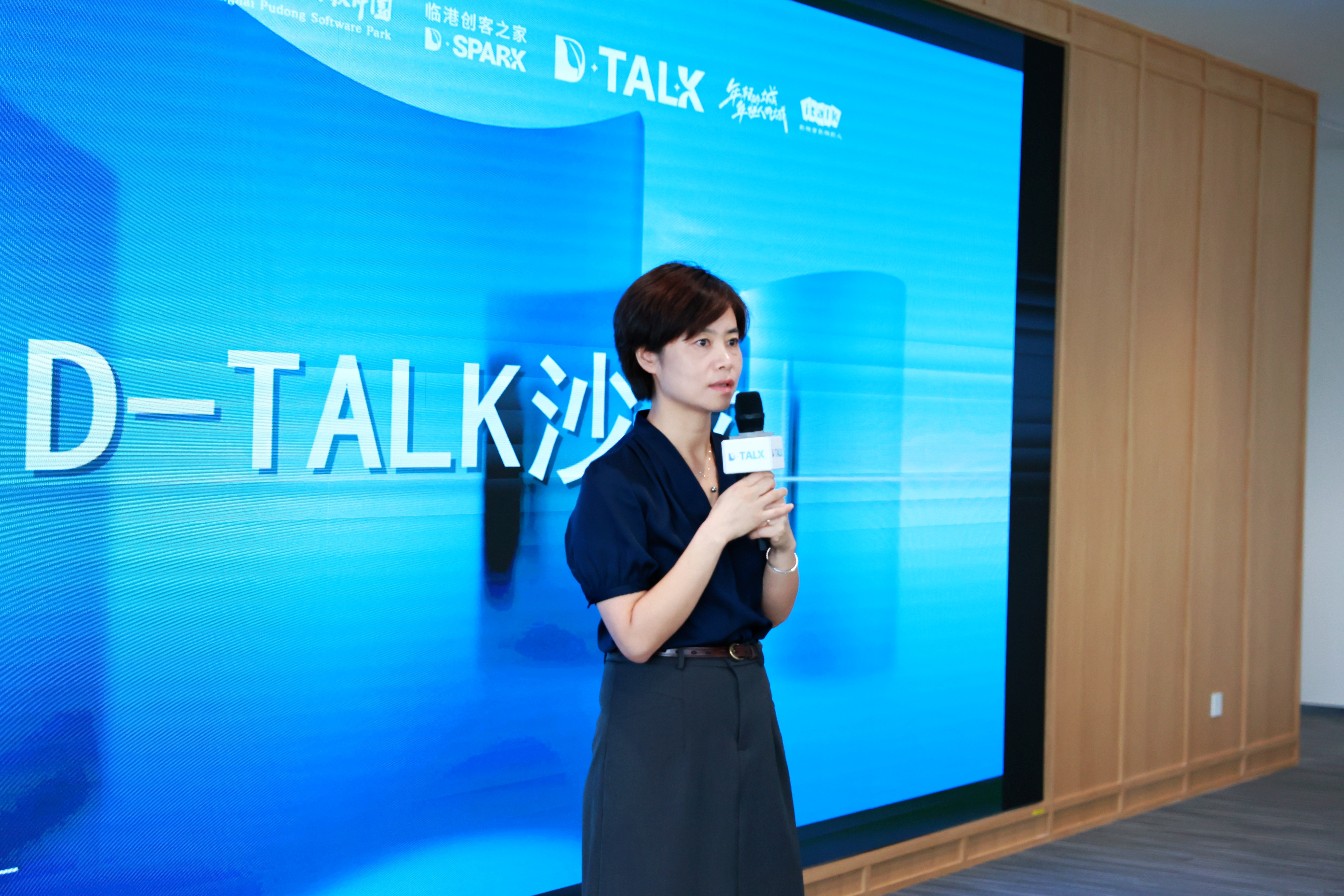 #D-TALK# 第六期“支付的后时代”圆满落幕

9月3日下午，临港金融湾陆家嘴新辰临港中心，两位支付老炮——朱一超（运通跨境支付实战派）和姜新凯（18年支付老兵、AI数字员工创业者）——用2个小时的干货分享，为现场近50位从业者拆解了支付的后时代：跨境支付怎么出海、AI数字人怎么重构财税、Token到 ​