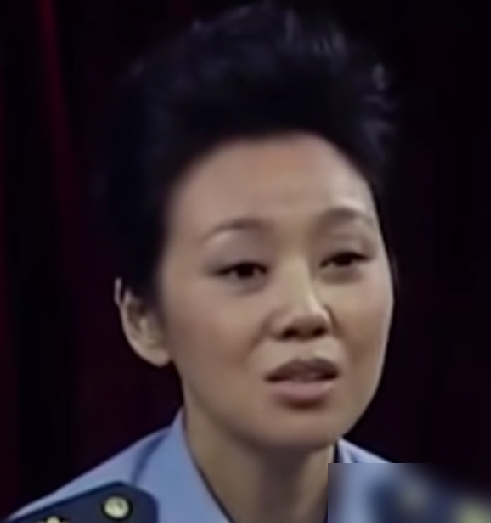 闫妮跟牛莉当年跑剧组，穷得两个人分一碗面，谁接到戏就拉对方一把。后来牛莉差点演了《父母爱情》安杰，合同都谈妥了，临开机一个月档期死活调不开，只能辞演。侯鸿亮急得现找人，一个电话打到梅婷那儿，梅婷连夜看完剧本就接了。结果都看到了，安杰成了梅婷的代表作。更绝的是，闫妮当年演佟湘玉，是她团长郭旭新顶着压力