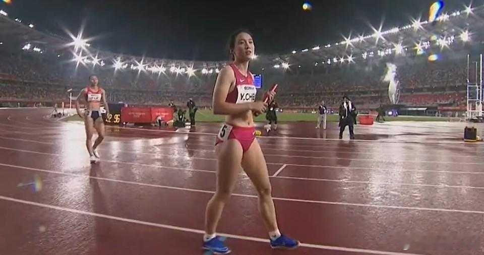 #中国女队4x100成功卫冕，陈妤颉再添一金# 
雨中卫冕！中国女子4×100米接力42秒96夺冠，陈妤颉再添一金
 
北京时间9月28日，名古屋亚运会田径女子4×100米接力决赛打响。中国队派出梁小静、刘国怡、刘峡君、陈妤颉出战，最终跑出42秒96，成功卫冕该项目亚运金牌。
 
比赛在雨天赛道进行，第一棒梁小静起 ​