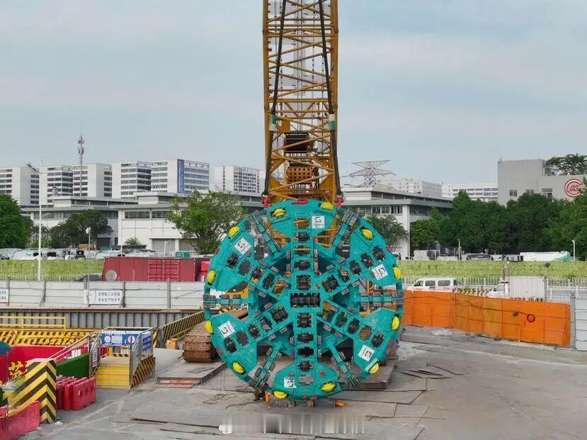 投入新一代智能盾构装备管控施工风险 本次始发的两台盾构机，“盾甲龙4号...