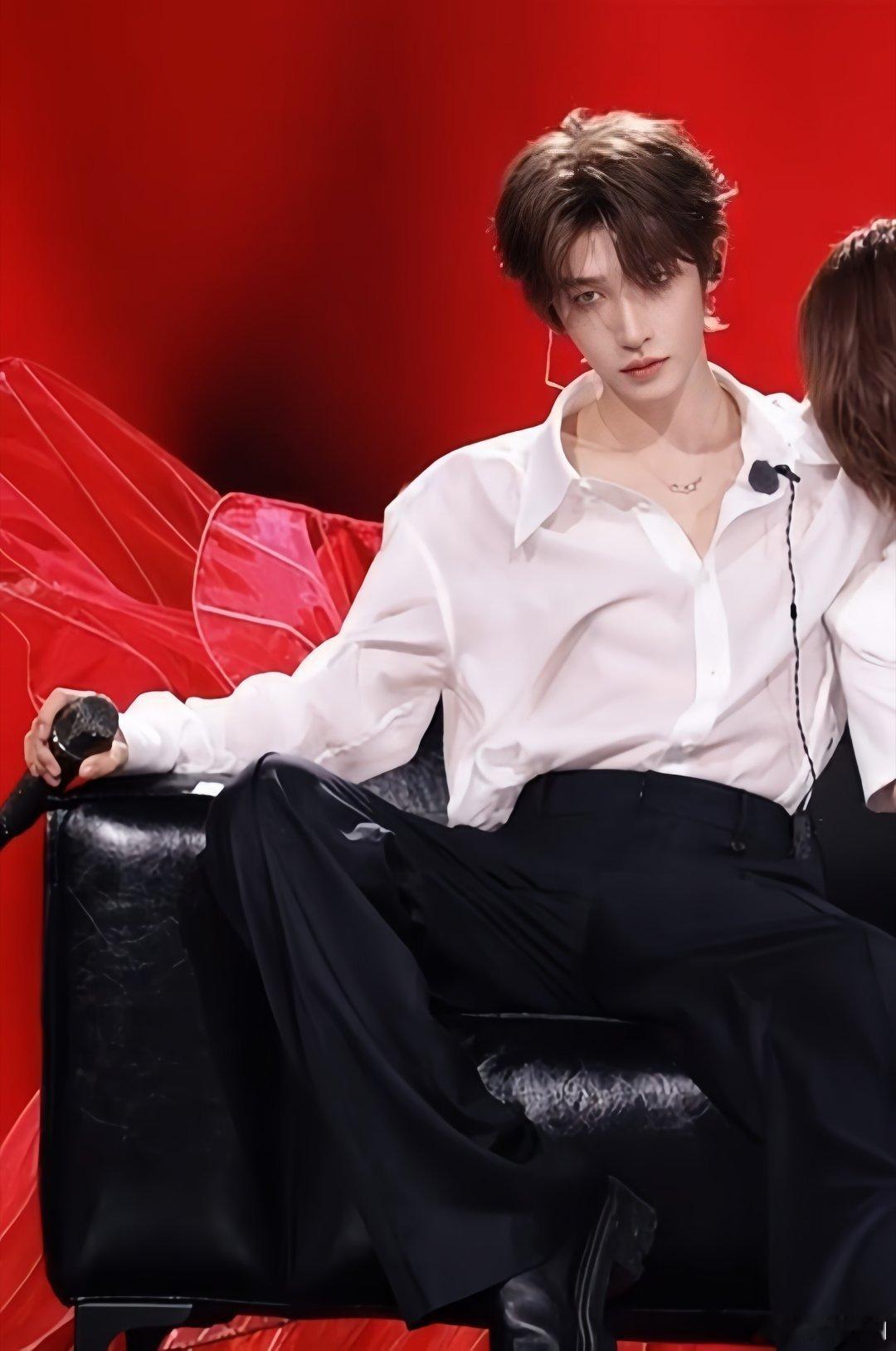 #刘宇[超话]##刘宇国风美少年#ly #刘宇0824生日快乐##刘宇# 
这个小宇怎么能这么帅！
刘宇​