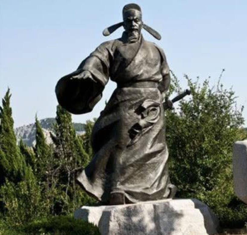 历史上今天谁死了历史冷知识 1207年10月3日，辛弃疾病逝于江西铅山，开禧三年九月初十，享年68岁。说件课本里没有的事：这位"醉里挑灯看剑"的悲壮词人，在南宋朝廷档案里是另一副面孔。他一生被正式弹劾四次，罪名从"奸贪凶暴，虐害田里"到"好色贪财，淫刑聚敛"。庆元元年，御史参他"掩帑藏为私家之物，席卷福州，为之一空"。弹劾他的王蔺、黄艾，史载都是"颇受时人推重的正直之臣"，并非政敌构陷。他在上饶带湖建的"稼轩"庄园，房屋百间、占地约170亩。朱熹去看了，写信给朋友惊叹"耳目所未曾睹"——朱熹自己也算见过世面的人。更有意思的是他至少6位侍妾，名字全是叠字：整整、钱钱、田田、香香、卿卿、飞卿。钱钱姓钱、田田姓田，起名直白到近乎可爱。他在词里写"求田问舍，怕应羞见，刘郎才气"——自己却求了170亩田、百间舍。