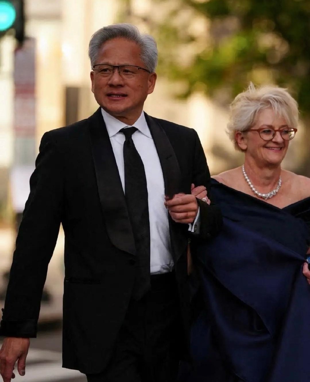 黄仁勋和太太，以及苏丰姿和先生四位同框！
苏丰姿先生真好有气质，好儒雅，平时很低调，但是大场合，他都陪在苏丰姿旁边。 ​