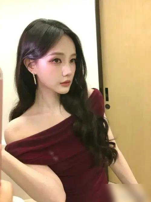 李一桐被熟人坑走六七位数，直接放话：这辈子不再借钱给任何人。
她说对方借钱时好话说尽，转头就玩消失，连感情骗子也让她栽过跟头。六七位数，普通人一套房，她说没就没了。
现在她学乖了，钱只攥在自己手里，谁开口都免谈。新剧《美人余》里她演余梦，戏里精明，戏外更狠。
吃过亏的人，才会把“不借”两个字说