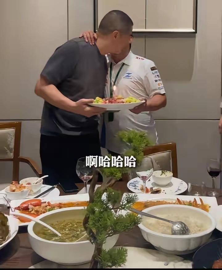 李亚鹏55岁生日，张雪送上亲吻
李亚鹏今年的生日，一定很难忘。张雪前来庆生，气氛烘托起来后，张雪一把搂住李亚鹏，当众问李亚鹏说，“我想跟你亲一下行不行？”这一声询问，把庆生的朋友吓了一跳，纷纷抬起头，瞪大了眼睛，只见他们俩脸贴着脸，张雪亲了李亚鹏一口，李亚鹏二话不说，回亲一口，朋友们顿时哈哈笑成一团