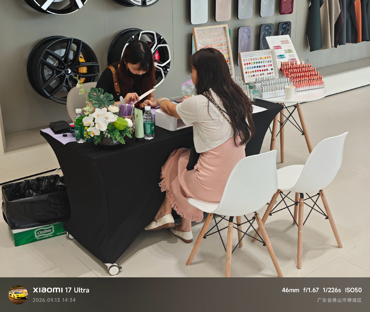 小米汽车门店居然拓展了海底捞同款免费美甲服务💅🏻
我明白了，这是不是类似于女装店里的沙发？
男生来看小米排试驾，女生可以做美甲消磨时间？[流鼻血]
#小米澎程##雷军为上海澎程车主交车#  ​