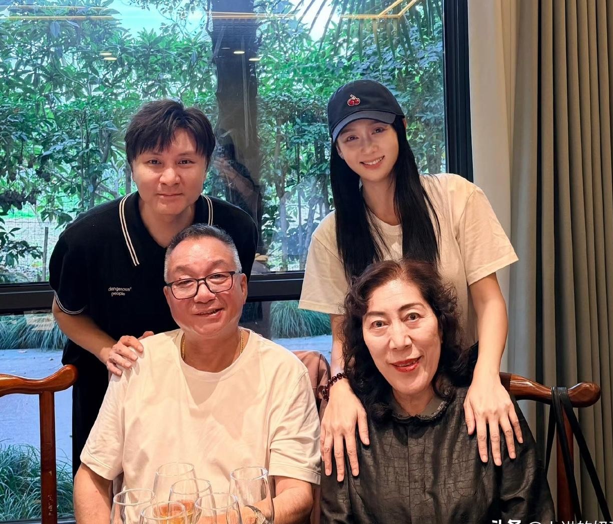 娱乐圈里的交情到底能撑多久，看看陈乔恩对乔任梁父母的态度就全明白了。
一晃眼这么多年过去，当年那个爱笑的大男孩离开太久，连网络上的喧嚣都慢慢淡了。
但只要到了特定日子，那片粉红色的天空准会如期而至。
今年乔任梁的冥诞，陈乔恩又照例出现在了乔爸乔妈身边。
照片里的她打扮得简简单单，一手搂着一位