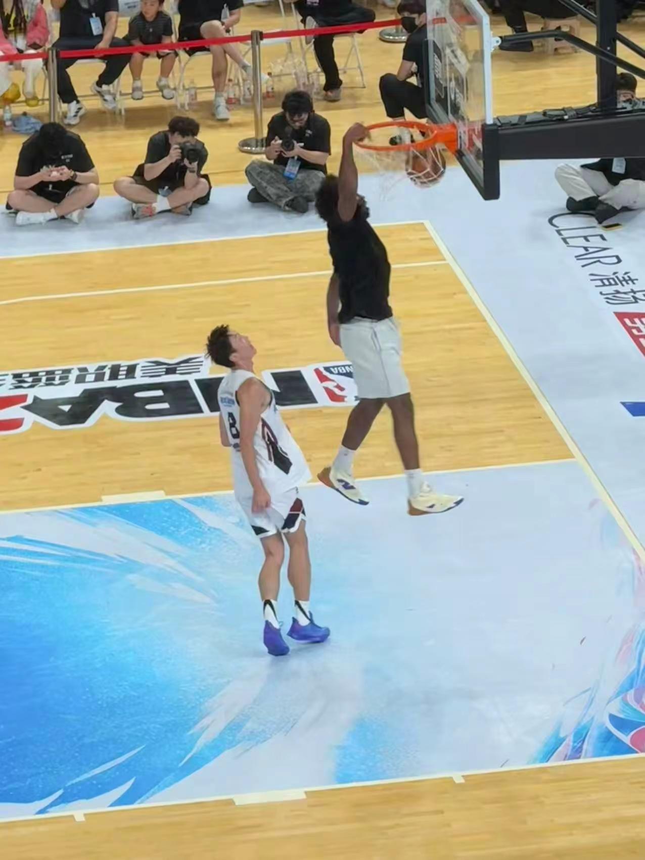 从初二到大三，在见到你的那一刻，🏀的青春已经没有遗憾了 球星直播季 伦纳德中国行