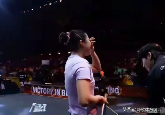 中国大满贯
申裕斌在与早田希娜的比赛中，
享受了德约科维奇在中网球迷集体支持的待遇，
最终艰难战胜早田，令申裕斌感动落泪，鸣谢在场所有观众和球迷...！