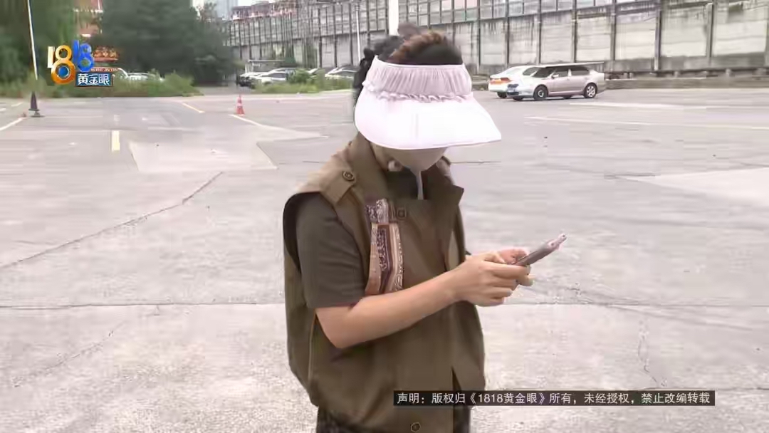 浙江宁波，一女大学生花 3800 元，报考 C1 驾照。她科目三没考过，出来发现教练走了。她赶紧和教练联系，语音里竟传来麻将声。女子离家 30 多公里没人送。教练一口咬定：我当时在返回宁波的路上，没在考场玩麻将，我愿意报销你打车费。女子要求退科目三培训费。驾校拒绝退费，只同意换教练。家属坚决较真，一