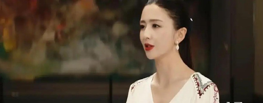 佟丽娅憋了五年终于开口：陈思诚没打过我，离婚是因为“导演老婆”这个标签压了我十年，10岁儿子至今以为爸妈只是分开住
9月17日《热浪之外2026》里，佟丽娅对着鲁豫说出“思诚没有家暴，大家都说他打我，没有”的时候，语气平静得像在念别人的台词
但这句话背后，是缠绕了陈思诚整整三年的全网误解。

谣言的