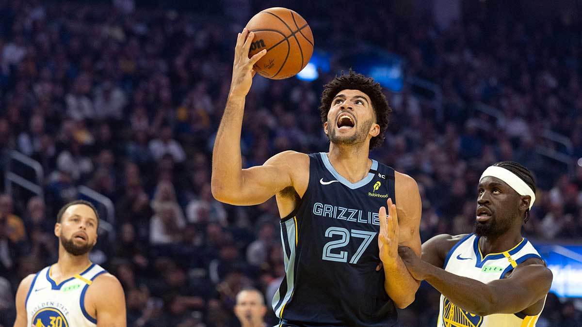 #NBA[超话]#全能新星闪耀！布泽尔25+13+6带队翻盘勇士

美国时间周五晚间，新秀卡姆·布泽尔打出亮眼表现，带领灰熊逆转战胜勇士，这是他本赛季第二场NBA比赛。
 
布泽尔在灰熊开启自己的新秀生涯。在杜克大学打出惊艳的大学篮球生涯后，他追随父亲卡洛斯·布泽尔的脚步踏上NBA赛场，向着球星之路进发。
 ​