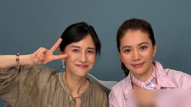 袁咏仪上papi酱节目，穿得跟下楼买菜似的，结果被扒出来一身行头小50万。
没logo的包，看不出牌子的表，素得不能再素的卫衣。不懂的人觉得她节俭，懂行的人倒吸一口气。她也不藏着，问就是“喜欢就买了，用很多年”。
镜头前聊起19岁儿子，说前两天刚被气到冷战，直接不搭理，让张智霖去当和事佬。转头又