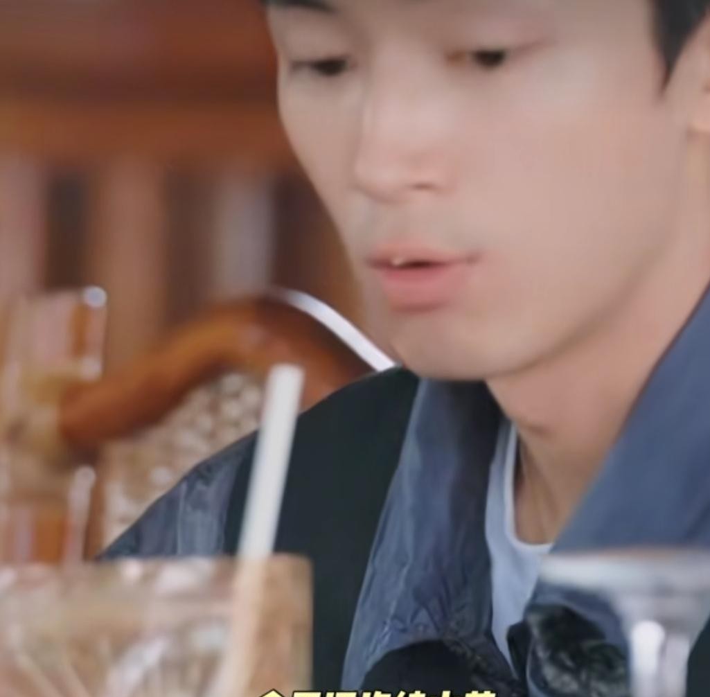 王星越把周冬雨给整不会了，就因为一句当代年轻人都懂的“今天还没续火花”。
周冬雨当场愣住，脱口而出问他啥是火花，甚至满脸问号地怀疑，这孩子是不是在跟什么虚拟人或者人机较劲？
王星越只能赶紧摆手解释，真是在跟现实里的朋友聊，只要每天不落下一句，平台就会给点亮个火花标识。
但周冬雨听完更迷糊了，整