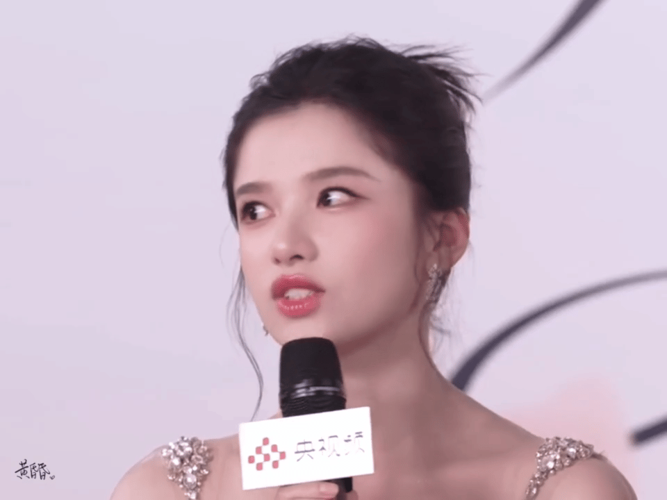 你们不觉得白玉兰会客厅里的仪很可怕吗 不仅能接得住主持人抛过来的问题...