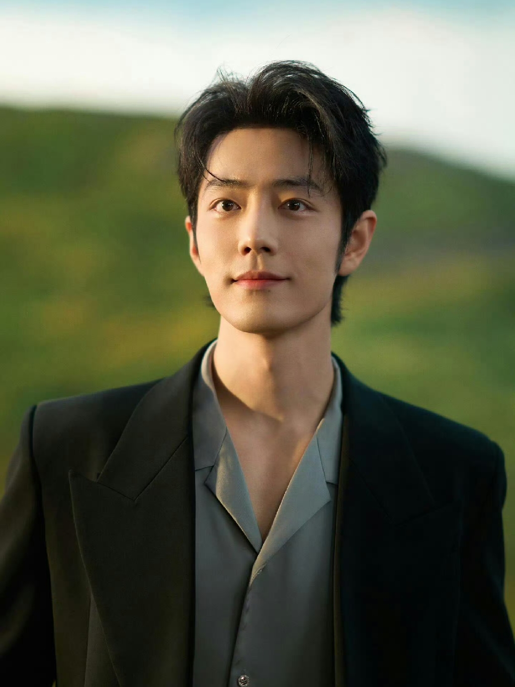 我发现一件事，
肖战之所以能成为顶流男明星，
不是因为他长得帅，也不是因为他有才华，而是因为他实实在在对粉丝好。

别的明星开演唱会，主办方都会偷偷留一部分&34;内部票&34;，这些票最后大多流进黄牛手里，票价被炒翻好几倍，前排甚至被炒到十几万一张。

普通粉丝守着手机抢半天，抢到手的往往是天价票。大家都习惯