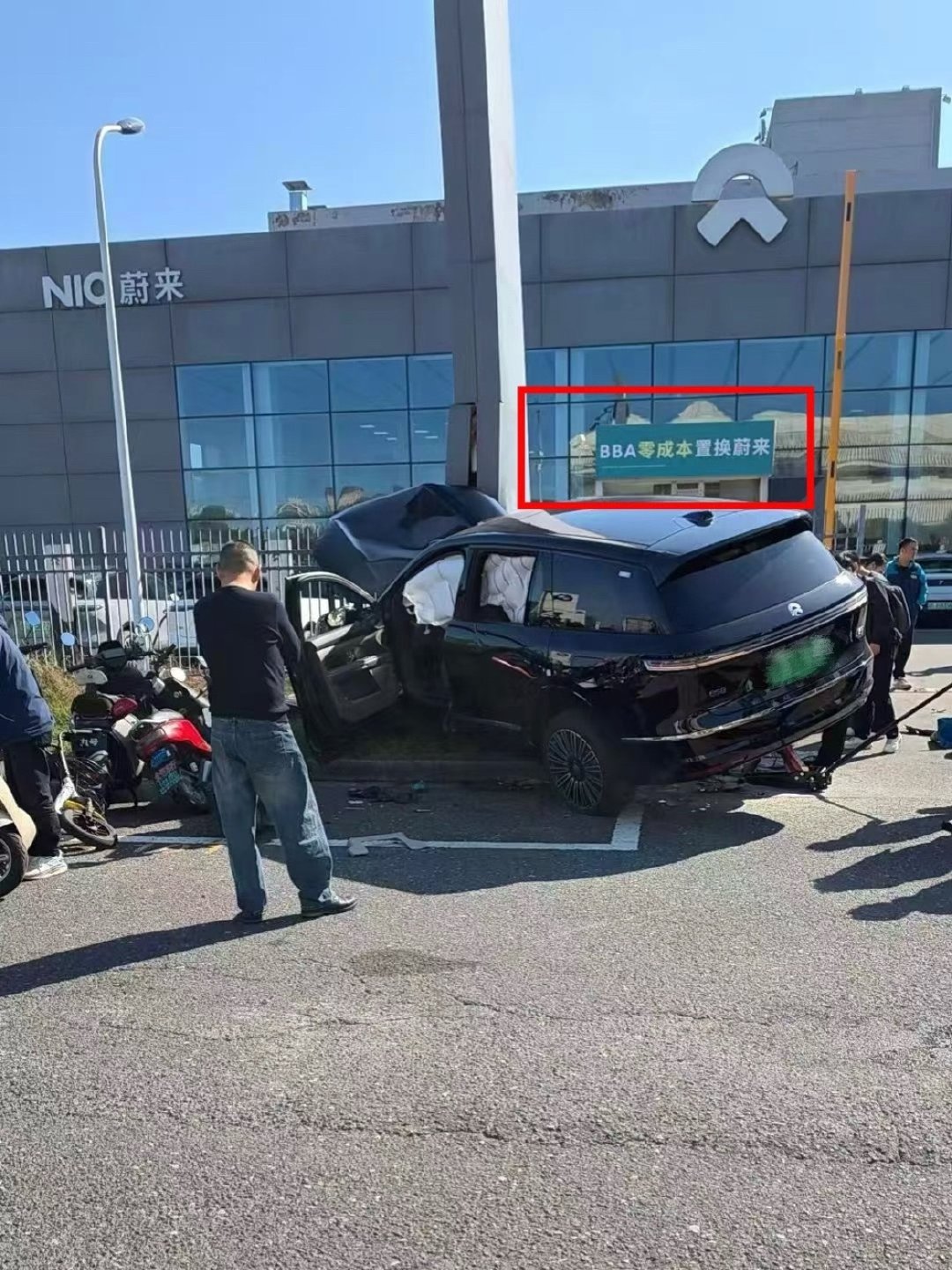 如果之前碰成这样，大家肯定会质疑安全。但是，现在这个时间点蔚来撞成这样，大家都会说，竟然没烧，质量真不错。所以，时间很重要 ​