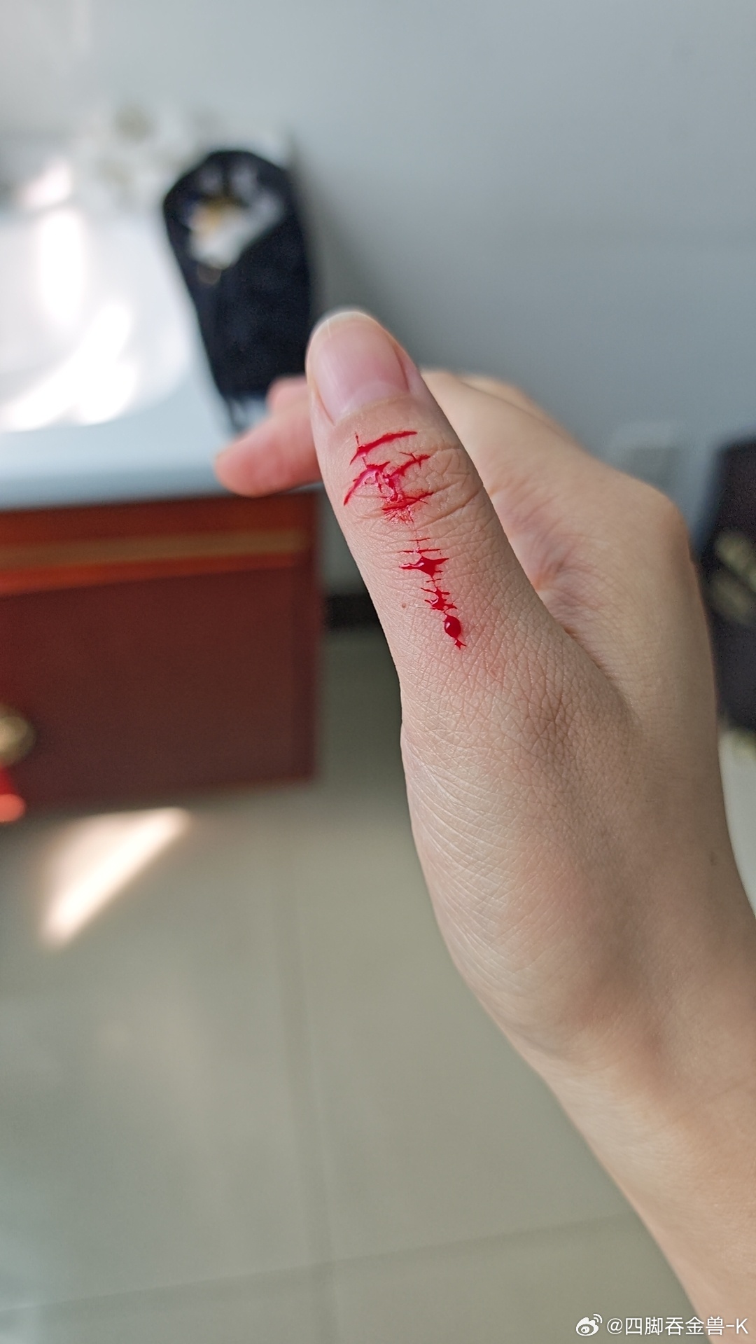 不是说天蝎座的水逆结束了么？怎么越来越重了呢？暖哥病毒感染烧了一天。直播前被刀划住手，立马冲水奔去搞直播，镜头里都刻意想要把手藏起来，但是真的很痛耶！直播很尴尬，紧张到衣服出汗湿了干，干了湿。哎，有些钱真该人家网红挣，真的是张嘴不知道说什么。下班赶紧跑去正骨又怒花300+，我的身体就 ​