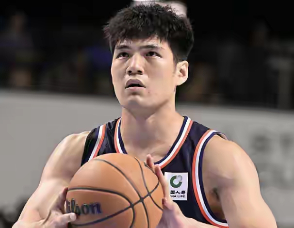 排名第五的广东东阳光男篮主场爆冷输给了12名广州朗汰海本男篮，广东男篮...