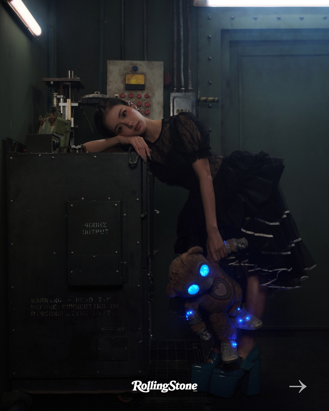 #kimjisoo[超话]#  [礼物]#金智秀jisoo新歌mv# 
【图片】260907  rollingstoneaus（滚石杂志） ins更新智秀相关
金智秀以单曲《CLICK》翻开事业全新篇章。这是一首浪漫流行曲目，讲述两个来自截然不同世界的人之间，那份难以言喻的羁绊。
MV由约瑟夫·卡恩执导，画面充满电影氛围感。这次 ​