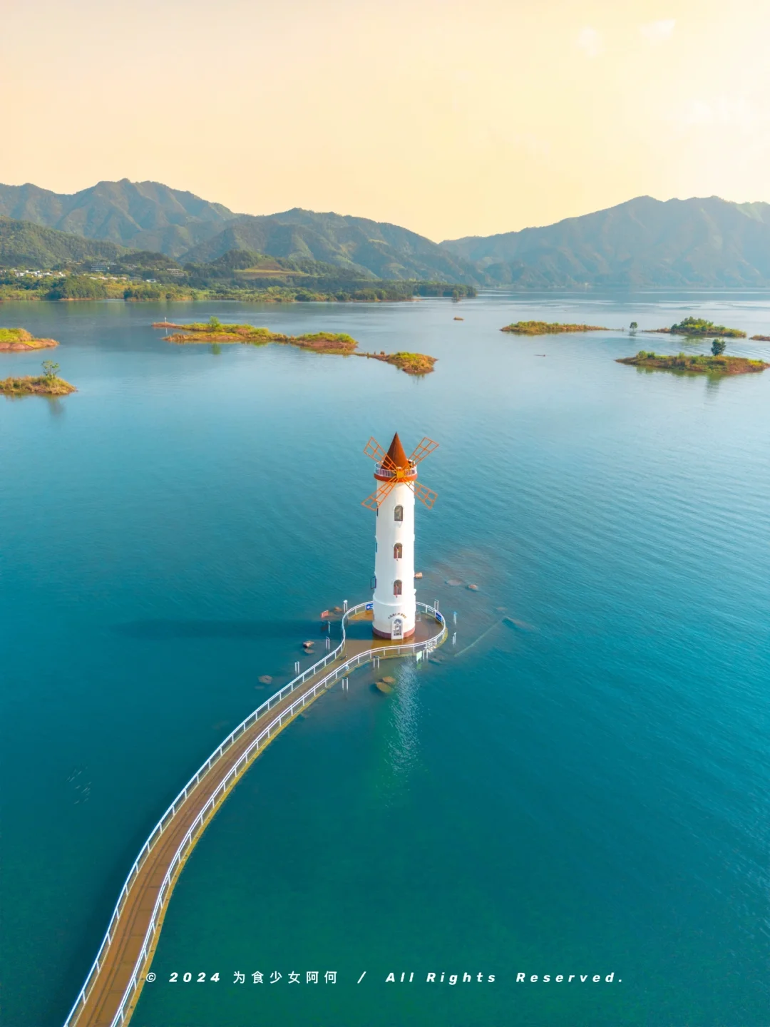 比起去苏杭人挤人，这座冷门湖滨小城更惬意