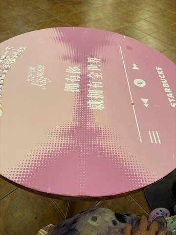 打卡周杰伦主题星巴克<br />可是主题杯子没有了，歌词撕拉片也没有...