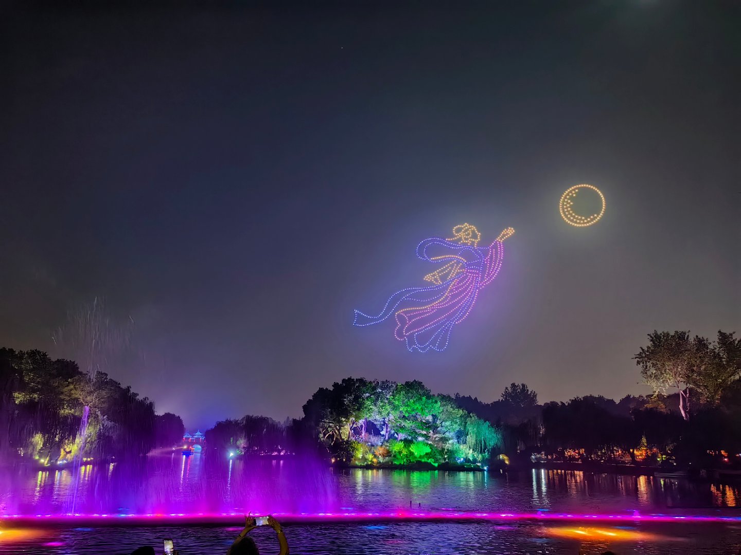#瘦西湖##中秋# 诗画瘦西湖·月夜越扬州[心][心]月色正好，雅韵绵长，诚邀您赴湖畔中秋之约，共赏一轮明月，共度诗意良宵[心][心][心] ​​​​