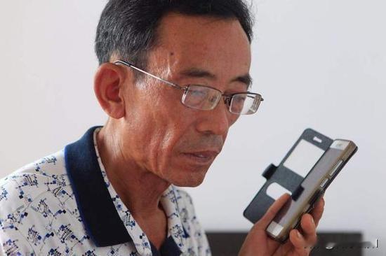 骗子的骗术又升级了
他们通过收集声纹的方式
用AI合成你的声音
再伪装成你的声音
给你的亲戚朋友打电话
最近北京市公安局办公室新闻中心民警郭涛教了大家一个“三秒沉默法”，接到陌生来电时，如果对方一直不说话，我们也先不要主动说话，然后心里默数一二三，安静等三秒钟，对方持续不出声，那就要及时挂断。
如果