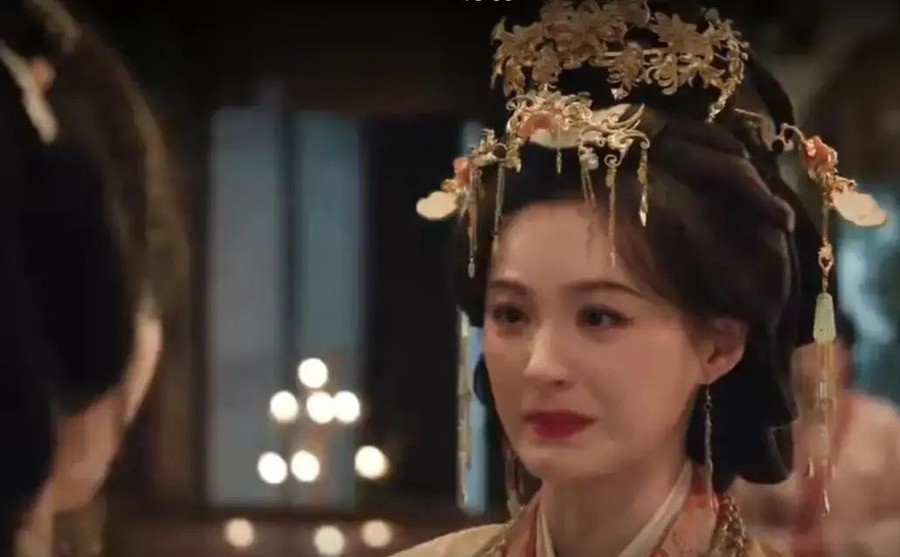 田曦薇演了16集反派，每次开拍前必须吃得很饱，不然嘶吼到缺氧。剧本连她为什么坏都没写清楚，死的时候只说了一句“我好冷”。
一、一个反派下线，观众没解气，反而说舍不得
《嫁金钗》播出后，君黛这个角色被骂上热搜。红星评论直接点出问题：君黛的恶，是为了制造情节危机刻意把恶推到最大化，显得悬浮、虚假、用力过