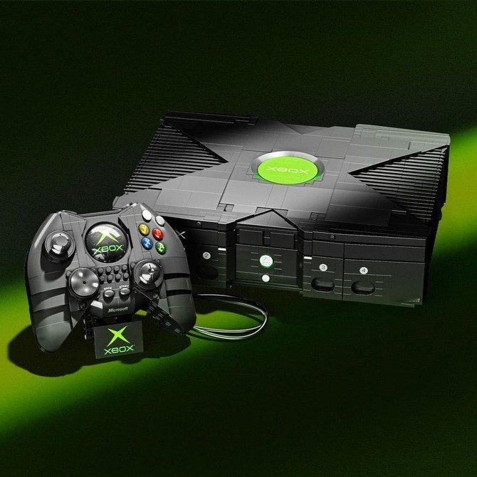 美国玩具公司美泰（Mattel, Inc.）公布“Mattel Brick Shop Microsoft Xbox Building Toy Kit”。该模型以3509个配件构成，外观结构按照Xbox主机进行还原。完成组装后，机身可开启，内部包含多个微软游戏的情景模型，其中包括《光环》。用户可通过手柄在不同场景间切换。 ​