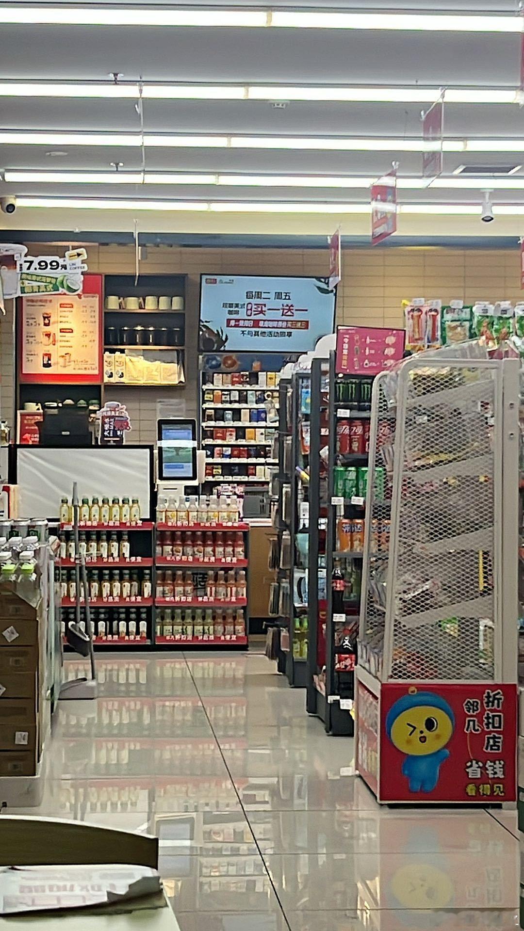 最近作息大乱套。六点多睡到现在起来出来晃悠，超市里在放周杰伦的可爱女人，真的太好听了。虽然有点口水歌，随时听到都能合上旋律摇头晃脑起来！ ​