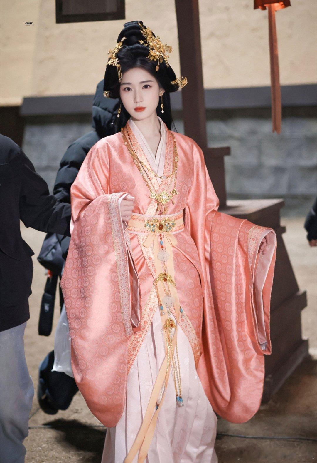 #嫁金钗魏姝上线#音乐一响，boss登场。全剧最大的恶女上线啦！没错，她就是魏姝，这恶女怎么又美又恶的。她表面上是“聪慧识大体”的大家闺秀，在母亲郭虞凤自尽后，反而劝妹妹魏婵“学会宽容”，甚至一度让魏娆都觉得她明事理，实则是在等待最佳的夺权时机。 ​