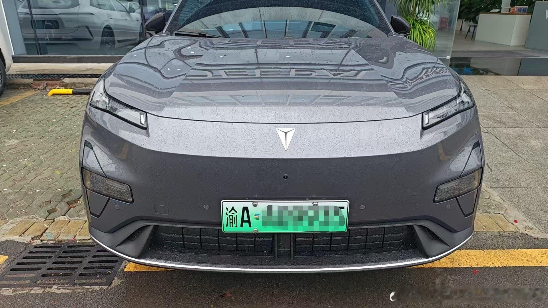 每天早晚高峰开车通勤，长时间踩油门刹车特别疲惫，入手深蓝 S05 激光版之后，激光智驾成了我日常开车最离不开的功能。
城区道路车多信号灯杂，开启激光辅助驾驶，车辆可以识别红绿灯，自动控车启停，遇到前车能平稳减速跟车。遇到大车并行的时候，系统可以精准识别大型车辆，保持安全距离，减少我的紧 ​