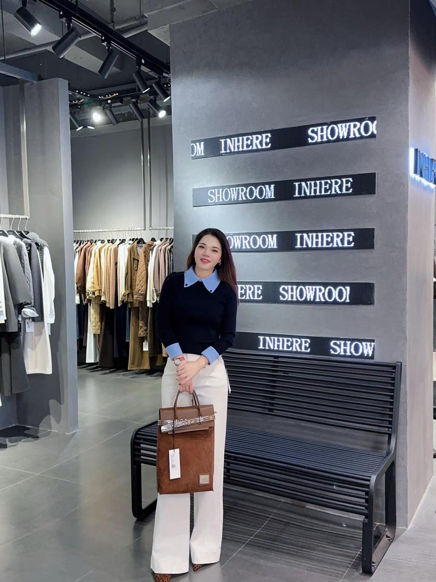 盐系航海，蓝调美学以毛织品为灵感依托，融合复古撞色深蓝两色和谐交映，演...