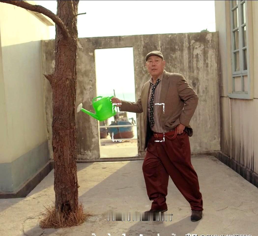 早年点评过周星驰作品的李成儒，如今穿着西装配缅裆裤，跑去演剧版《喜剧之王》了。

本以为这翻拍剧就是来凑数的，结果熬到第四集他一出场，直接在树下复刻了尹天仇和柳飘飘的经典桥段。加上一帮喜剧人扎堆，硬是把这剧演出了“打不过就加入”的荒诞感。

从20多年前《重案六组》的李大增开始，他的戏就永远两极分化