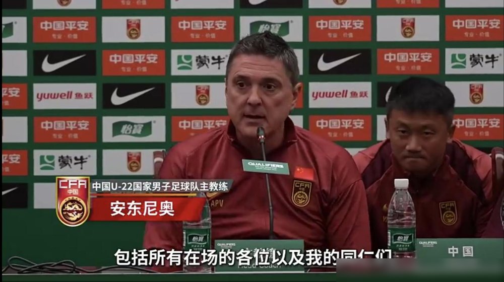 2比2，点球4比3，中国U23男足把乌兹别克斯坦按在地上摩擦，硬生生抢下亚运会铜牌。上一次拿牌，还是28年前。
主教练安东尼奥赛后一句话，直接把网友整不会了：“我是世界上最幸福的教练。”可转头聊到成年国足0比5惨败巴勒斯坦，他只回了四个字：难以想象。
合同到期，续约没定，他说“今天先庆祝”。但明
