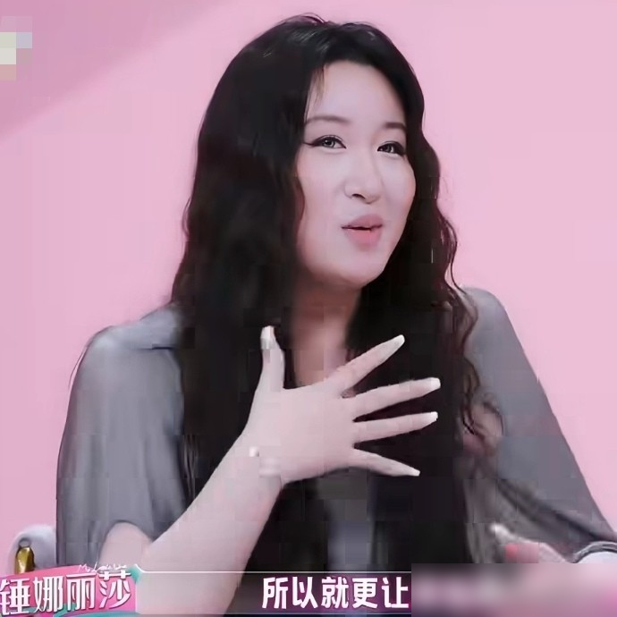 锤娜丽莎说了一句大实话：父母感情好的家庭，孩子执行力和表达力就是强。
她不是随口感慨，是观察出来的。这种孩子从小不用耗神去猜大人的脸色，能量全用在做事和说话上。
她说自己必须得在非常相爱的状态下才生孩子。这话放在2025年12月31日李川当众求婚那个晚上，分量更重。她哽咽点头那一刻，不是被场面感