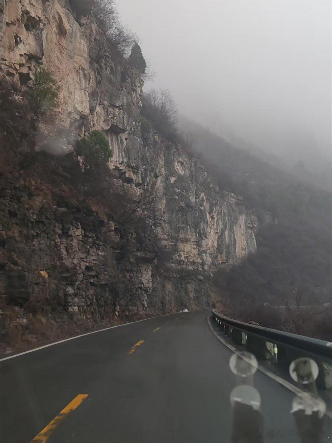 秋高气爽，终于开着我的深蓝SL03开启近郊自驾，奔赴一场秋日之约。一路秋风拂面，褪去夏日燥热，沿途树叶慢慢染上暖黄，窗外风光如画。得益于SL03舒适的驾乘感受，长途行车不会觉得疲惫。智能辅助驾驶在开阔路段分担不少开车压力，省心又安心。到达露营地后，外放电源派上大用场，煮茶、加热小食，把秋 ​