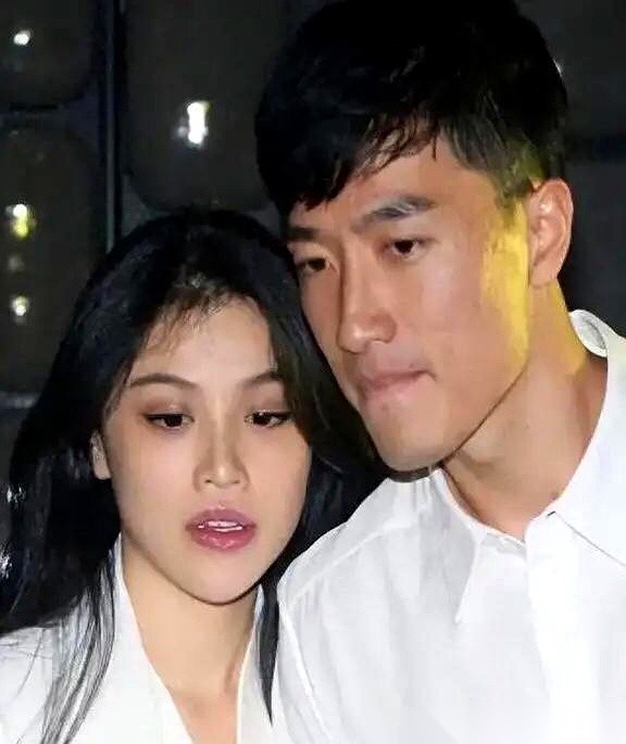 刘翔前妻葛天的直播间里，一行弹幕冷不丁地滑过屏幕：“当年你生个小刘翔就好了。”
一个众所周知极度喜欢小孩的女人，盯着屏幕，并没有顺着网友的惋惜往下接。她微微挺直了后背，对着镜头吐出一句：“庆幸当年没有生孩子。”
这句话够绝。
当年那场轰轰烈烈的联姻，满打满算只维持了九个月。两人连彼此的生活习惯都没完