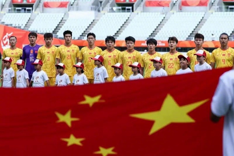 【亚运会｜#中国亚运男足惜败韩国无缘争金#】9月30日下午，名古屋亚运会男足半决赛在大阪陆上竞技场打响。面对三连冠得主韩国U23队，中国亚运男足在先进1球的情况下遭对手逆转，最终以1比2惜败，无缘冠、亚军争夺战。失利的结果固然令人惋惜，但整场比赛的过程和队伍展现出的精神风貌，已超越胜负本身 ​