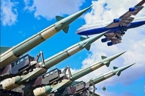 俄专家曾表示，中国很多武器性能超过美国，但都有一个共同缺点！

中国造的新式武器越来越厉害，像东风-17导弹、055大驱这些，性能指标确实比美国同类型武器还要猛。

不过这句话听着很提气，真要认真研究，就不能把武器装备当手机跑分，谁数字大谁就稳赢。

中国先进装备真正值得讨论的地方，不是简单一句“超