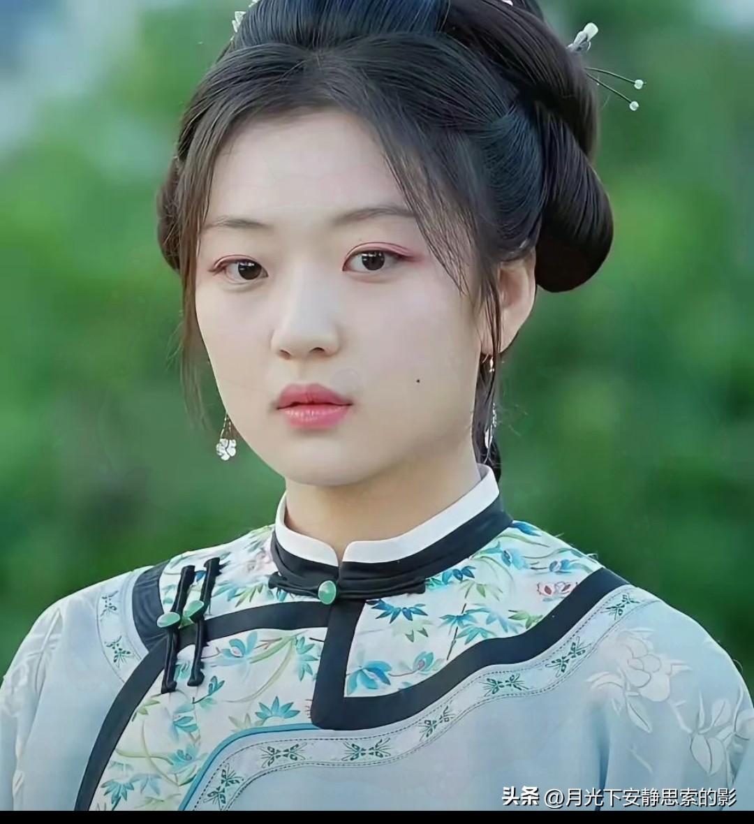 现在的剧里美颜滤镜重得都快认不出人！直到瞧见孙千演戏，才彻底明白，角色可比空有颜值重要多了。

现在追个剧，满屏都是流水线出来的网红脸，尖下巴、大双眼皮，看着好像挺精致，转头就记不住长啥样。

前阵子跟圈里的朋友凑局喝酒，聊到演员孙千。单拎五官看，她真算不上传统意义上的标准美女，但吃演戏这碗饭，她是