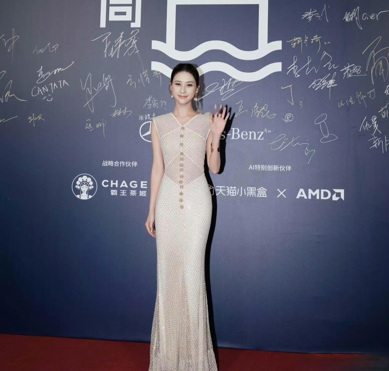 何超莲红毯造型太绝！
这件鱼尾裙对身材要求拉满，一丁点赘肉都藏不住。
优雅的修身版型，闪闪发光，也只有她能穿出这种舒展又贵气的感觉。