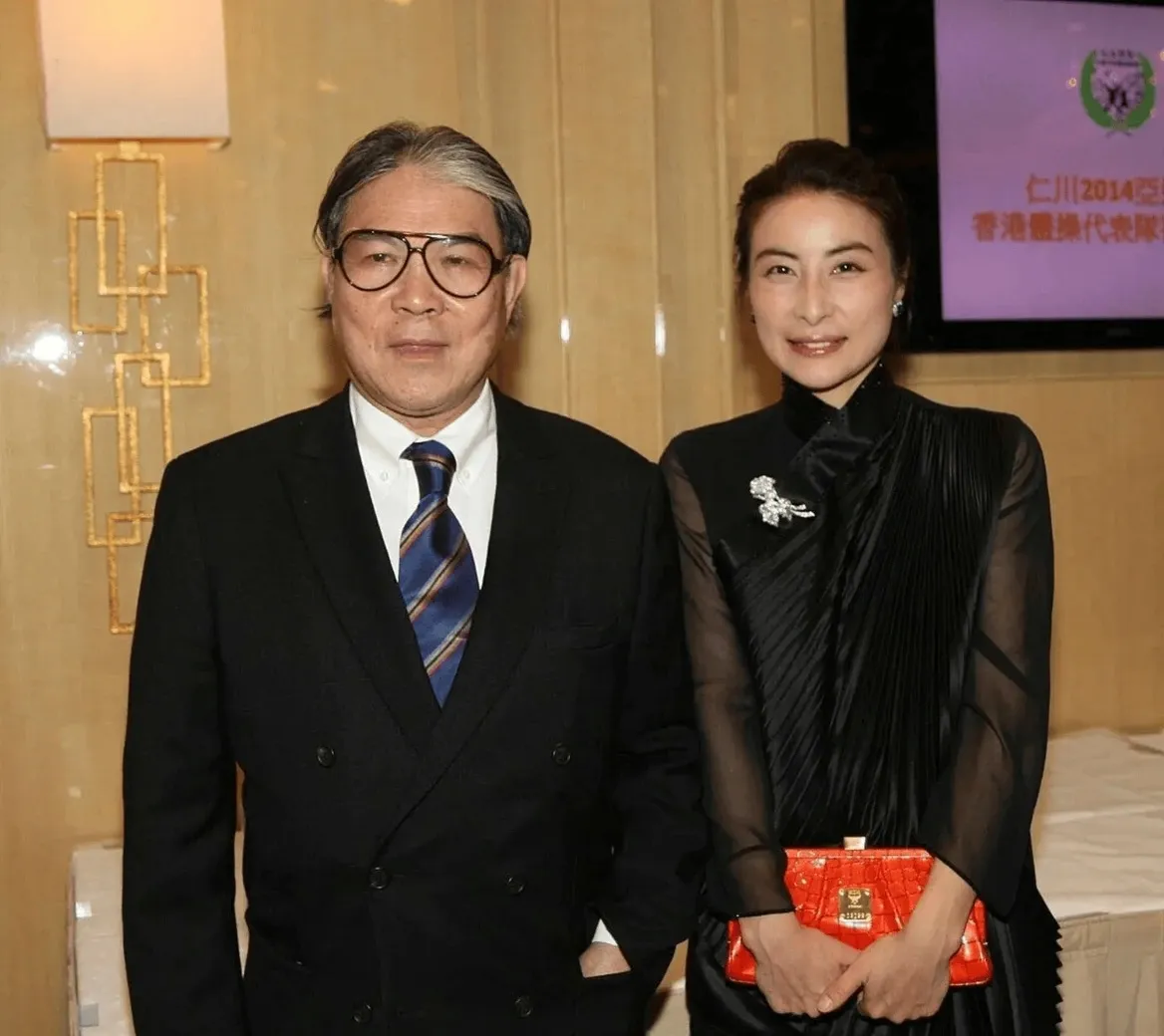 郭晶晶当选全球大使！霍震霆设宴庆祝，香港名流齐聚，排面十足，郭晶晶作为奥运跳水冠军，嫁入霍家之后依旧保持独立清醒的人格。她与公公霍震霆的多张公开合影，处处流露着彼此尊重的融洽关系，照片之中，郭晶晶穿搭朴素大方，神态从容自信，没有豪门儿媳的拘谨谦卑，霍震霆看向她的眼神满是欣赏与认可，不少场合还主动把合
