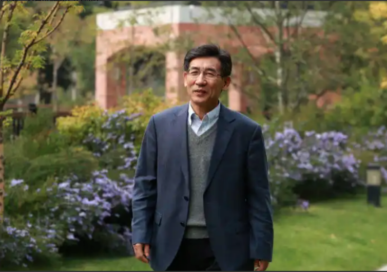 深圳距离诺贝尔物理学奖，或许真的迎来了一次近距离关注。
10月6日，2026年诺贝尔物理学奖即将揭晓。就在此前，南方科技大学校长、中国科学院院士薛其坤，入选了科睿唯安2026年度物理学“引文桂冠奖”。
这份荣誉为什么引人关注？因为科睿唯安统计，自2002年设立这项奖项以来，已有89位获奖者后来拿到了