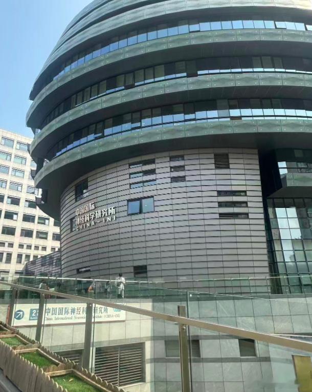 之前陪家里人来省会看病，以为只要带上医保卡就行，结果到了医院自助机刷不了，窗口排队排到腿软，才发现异地医保没备案。后来去门诊服务中心问了一圈，才知道现在用“国家医保服务平台”APP提前备案，门诊和住院都能直接结算，不用自己先垫全款再跑回老家报销。
另外提醒大家，大医院的便民服务台真的 ​